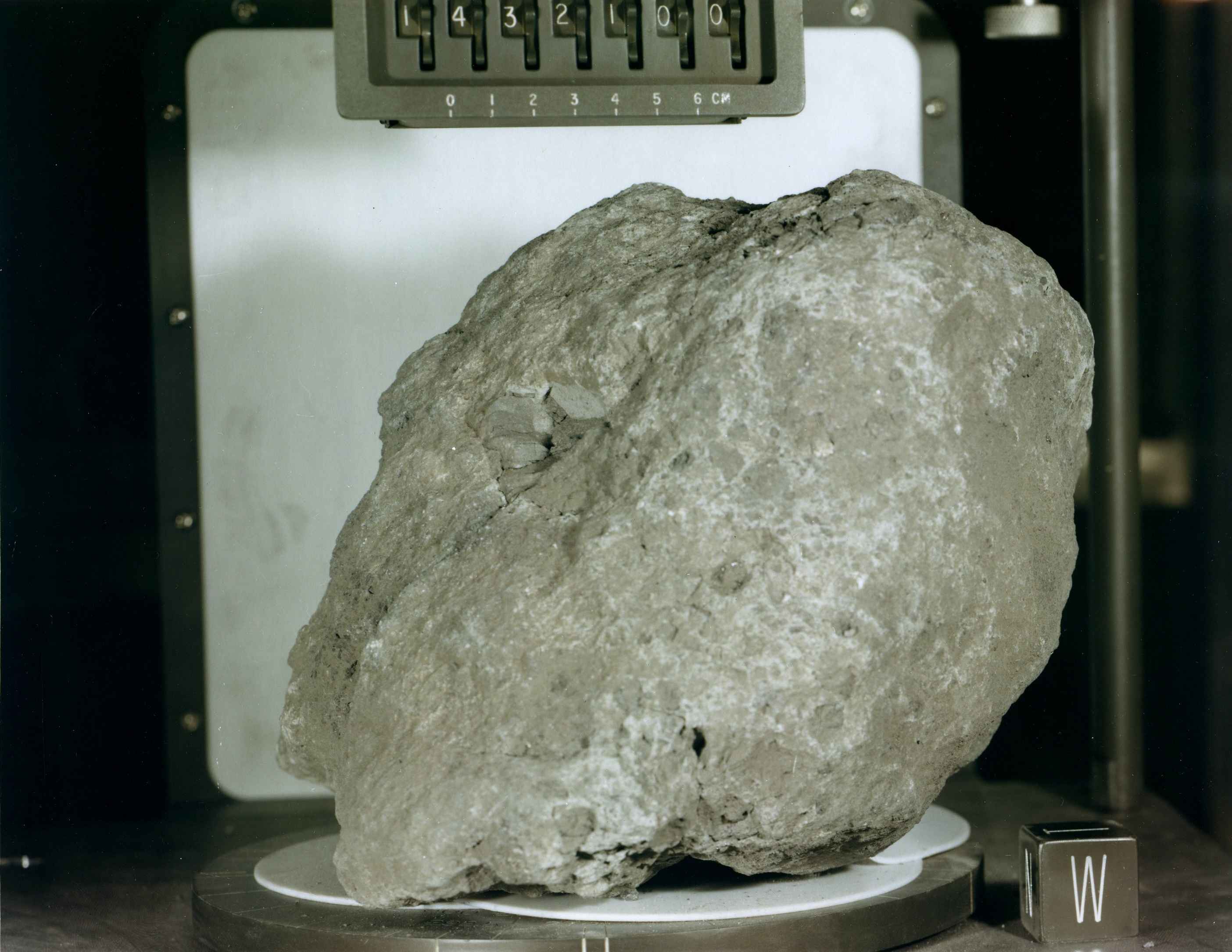 На Луне обнаружен камень возрастом 4 миллиарда лет: что говорят теоретики? 3
