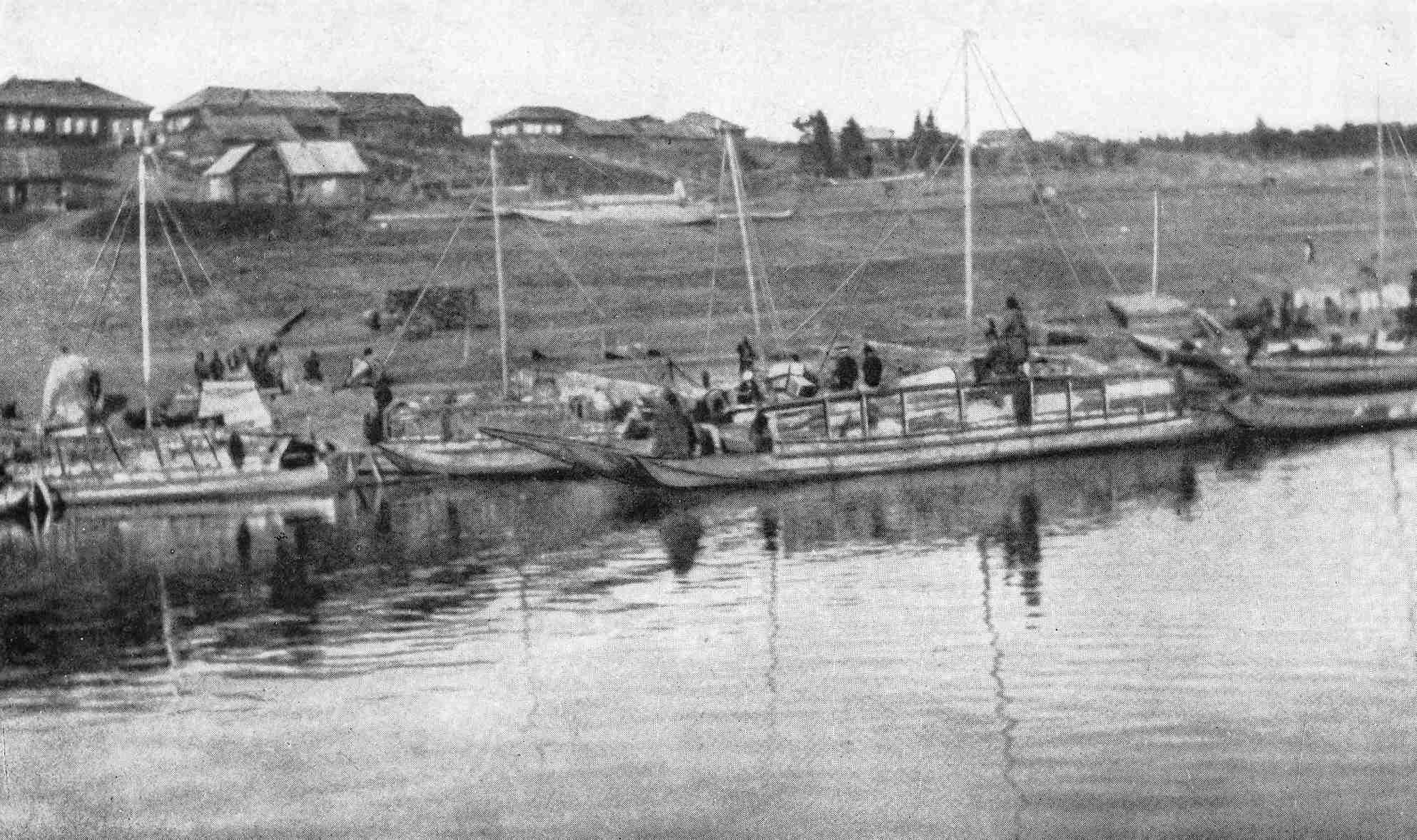 Les bateaux des Yenisei-Ostiaks se préparent à partir de Sumarokova