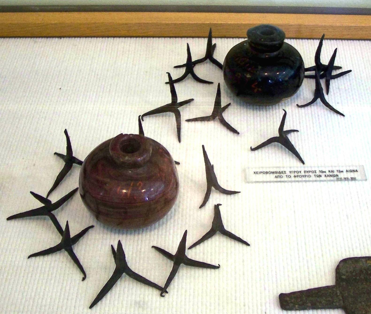Grenade din ceramică care au fost umplute cu foc grecesc, înconjurate de caltrops, secolele X–XII, Muzeul Național de Istorie, Atena, Grecia