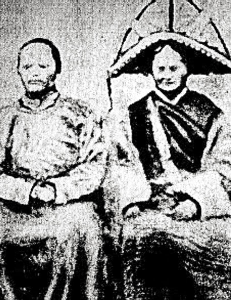 این تصویر، که گفته می‌شود توسط دکتر کاریل رابین-ایوانز در طول سفر 1947 او گرفته شده است، زوج حاکم دزوپا، Hueypah-La (قد 4 فوت) و Veez-La (قد 3 فوت و 4 اینچ) را نشان می‌دهد.