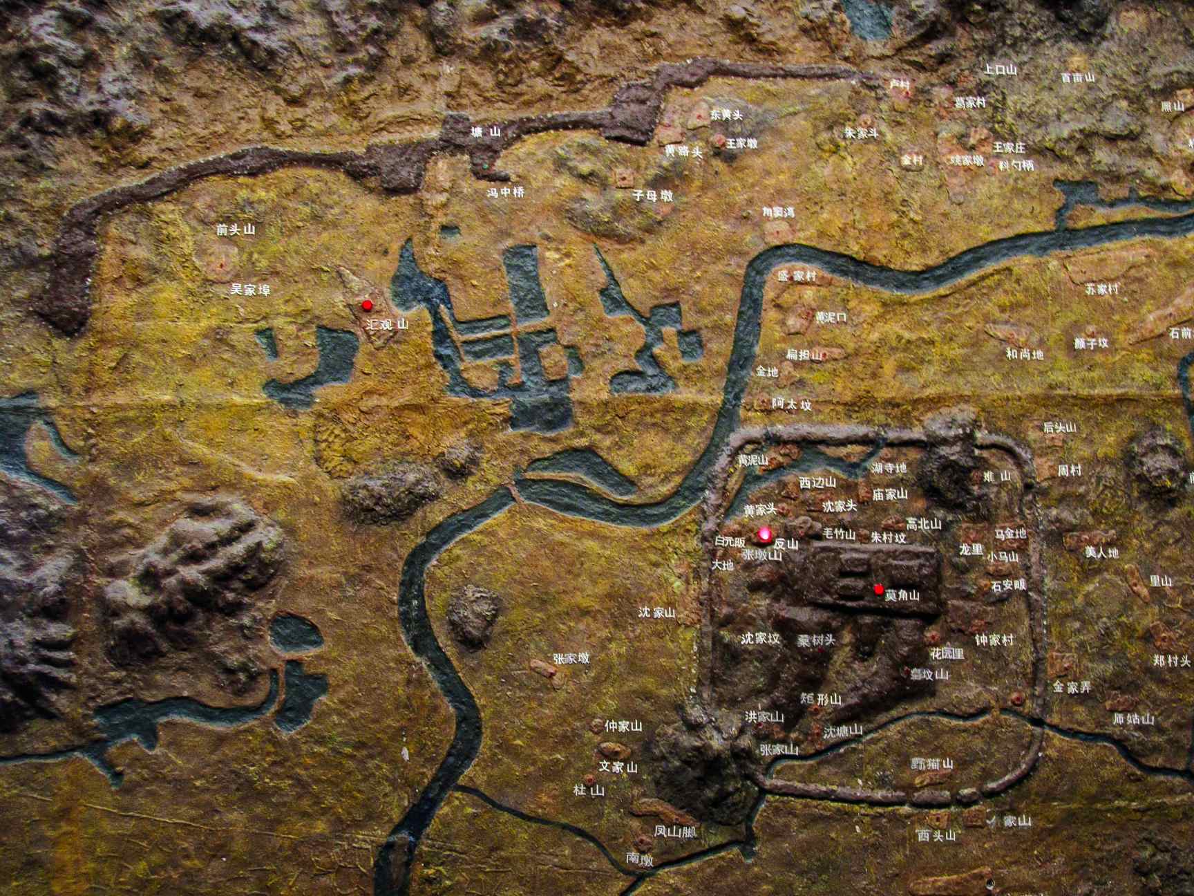 Model o ddinas hynafol Liangzhu, wedi'i arddangos yn Amgueddfa Liangzhu.