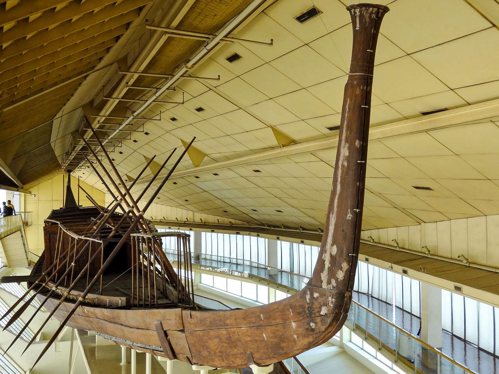 胡夫第一太阳能船（日期：公元前 2,566 年），发现地点：吉萨胡夫金字塔以南； 1954 年由卡迈勒·马拉赫创作。