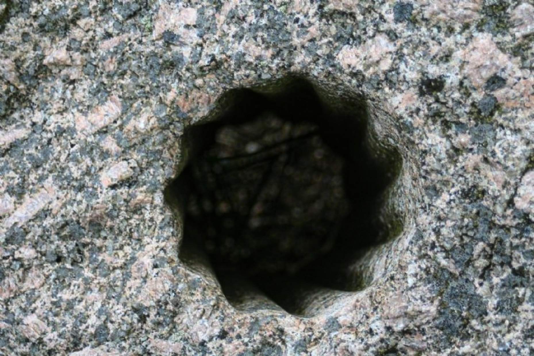 這些奇怪的、古老的星形洞是在挪威沃爾達（Volda）的堅硬石頭上發現的——這座城市曾經是眾多挪威定居者的家園，如今被列為該國考古學家最重要的遺址之一。