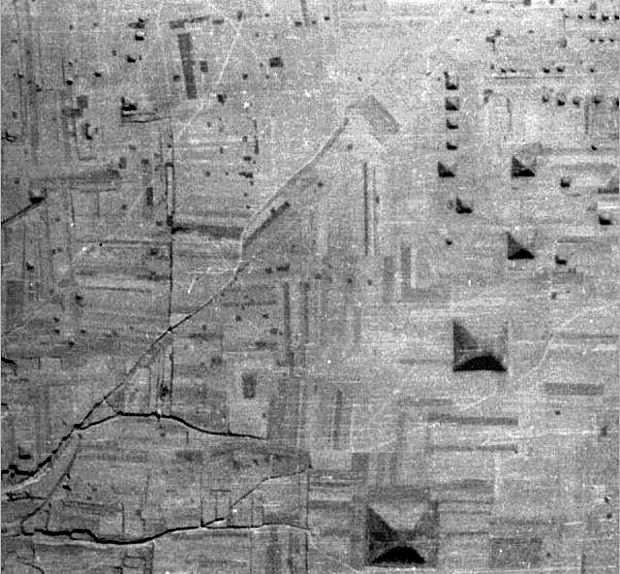 Au début du XXe siècle, différents explorateurs et marchands comme les Allemands Frederick Schroeder et Oscar Maman ont témoigné de la présence non pas d'une, mais de nombreuses pyramides autour de la ville de Xi'an.