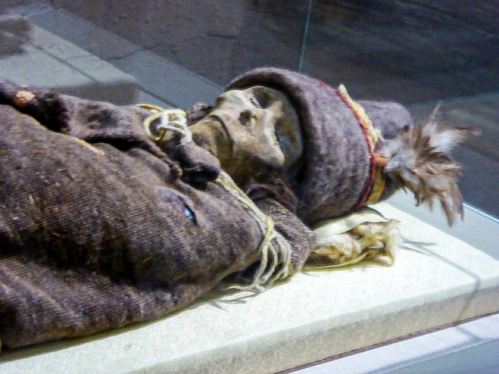 De "Xiaohe-mummie", tentoongesteld in het Xinjiang Museum, is een van de oudste Tarim-mummies, die meer dan 3800 jaar geleden dateert.