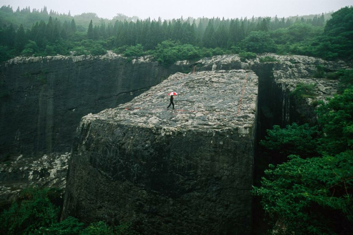 Größenvergleich des 30,000 Tonnen schweren Megaliths © Michael Yamashita