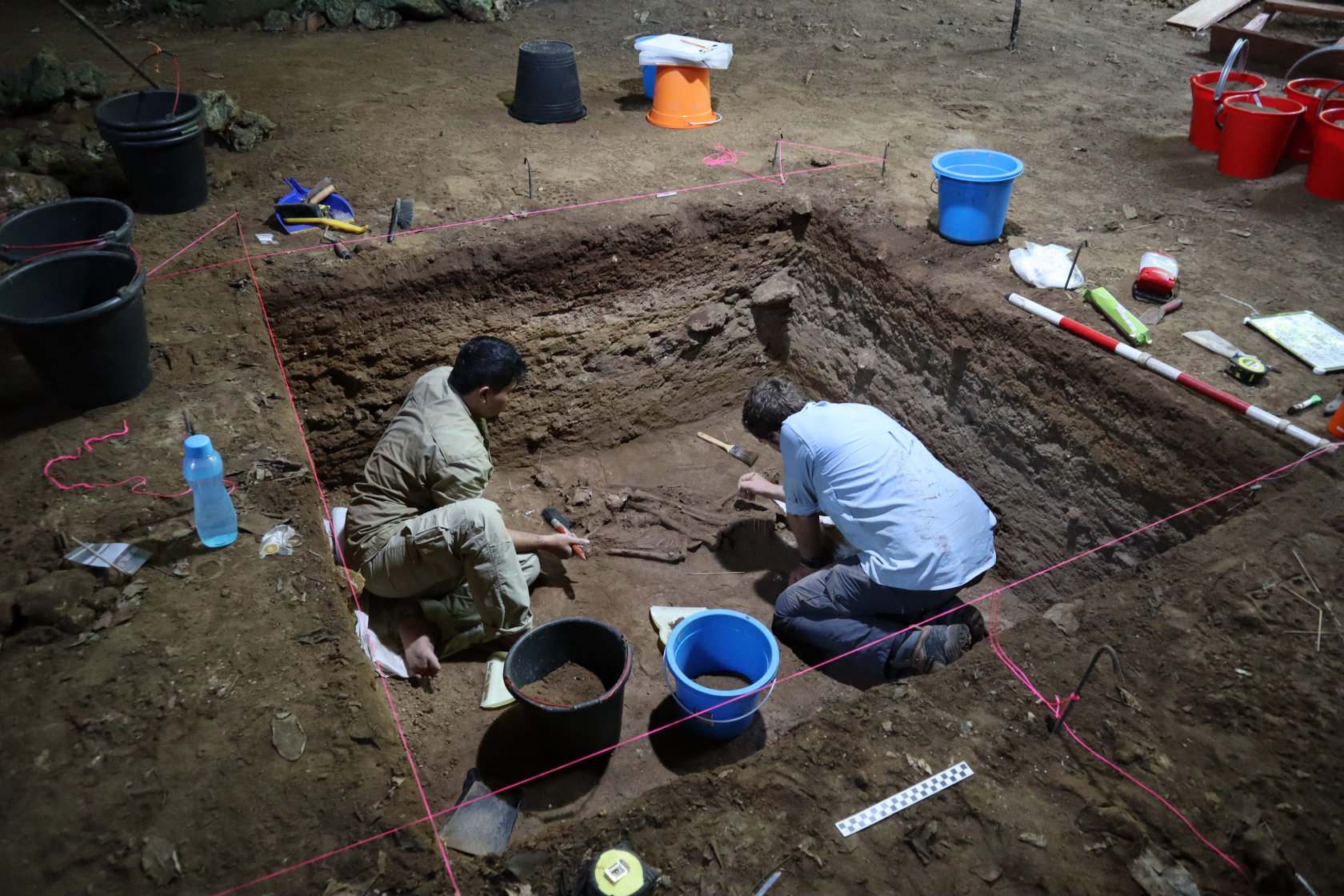 Arkeolog nuju damel di guha Liang Tebo di daerah terpencil Sangkulirang-Mangkalihat, Kalimantan Timur. Poto: Tim Maloney