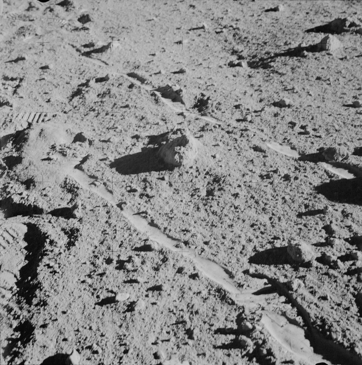 Na Luni odkrili 4 milijarde let staro kamnino z Zemlje: Kaj pravijo teoretiki? 5