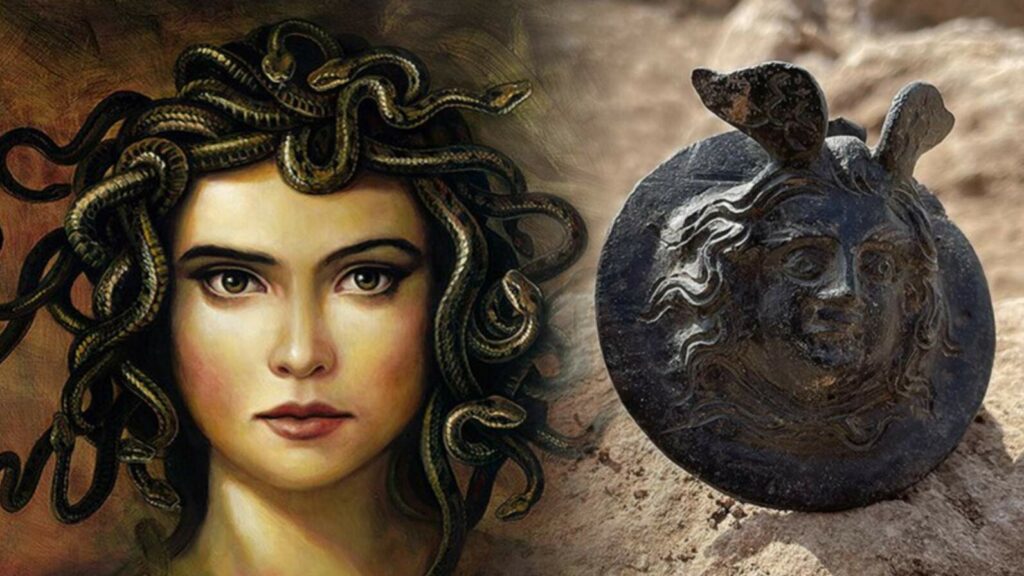 Gli archeologi hanno scoperto una medaglia di 1,800 anni con la testa di Medusa 3