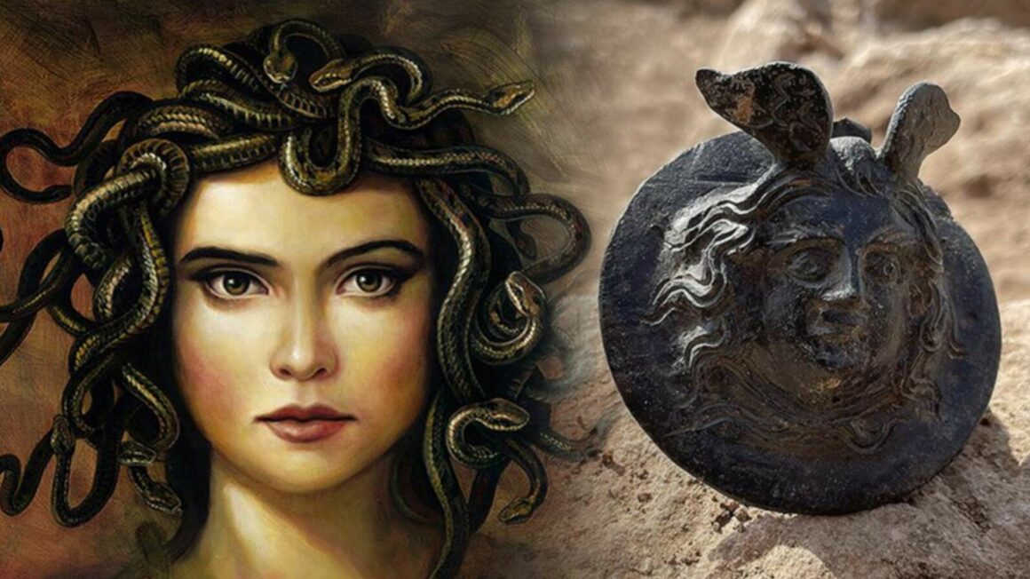 Arkæologer opdagede 1,800 år gammel medalje med hovedet af Medusa 7