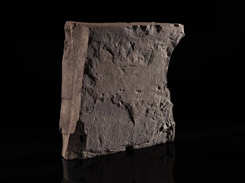 Норвешките археолози веруваат дека го пронашле најстариот камен на светот испишан пред речиси 2,000 години.