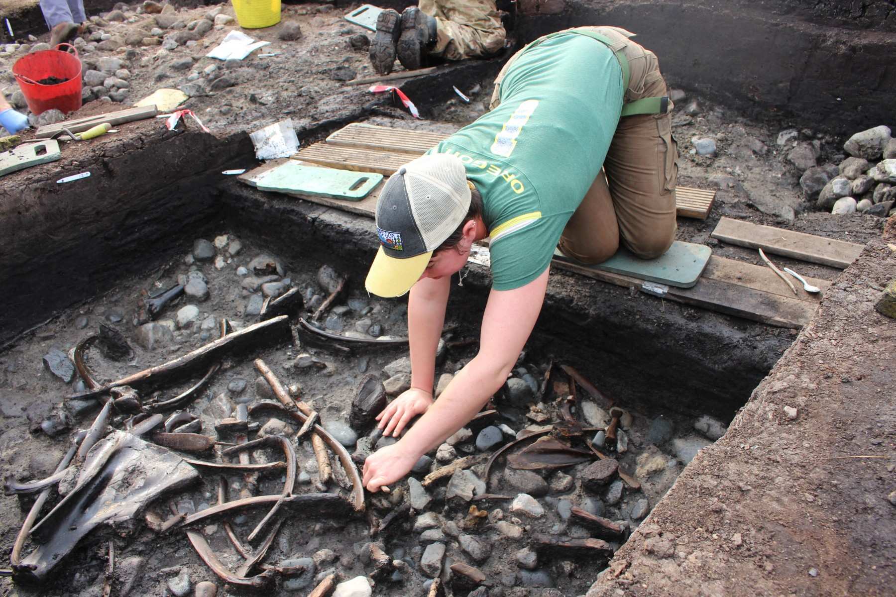 Déier Schanken, Handwierksgeschir a Waffen, zesumme mat rare Beweiser vun Holzaarbechten, goufen während Ausgruewungen op der Plaz bei Scarborough entdeckt.