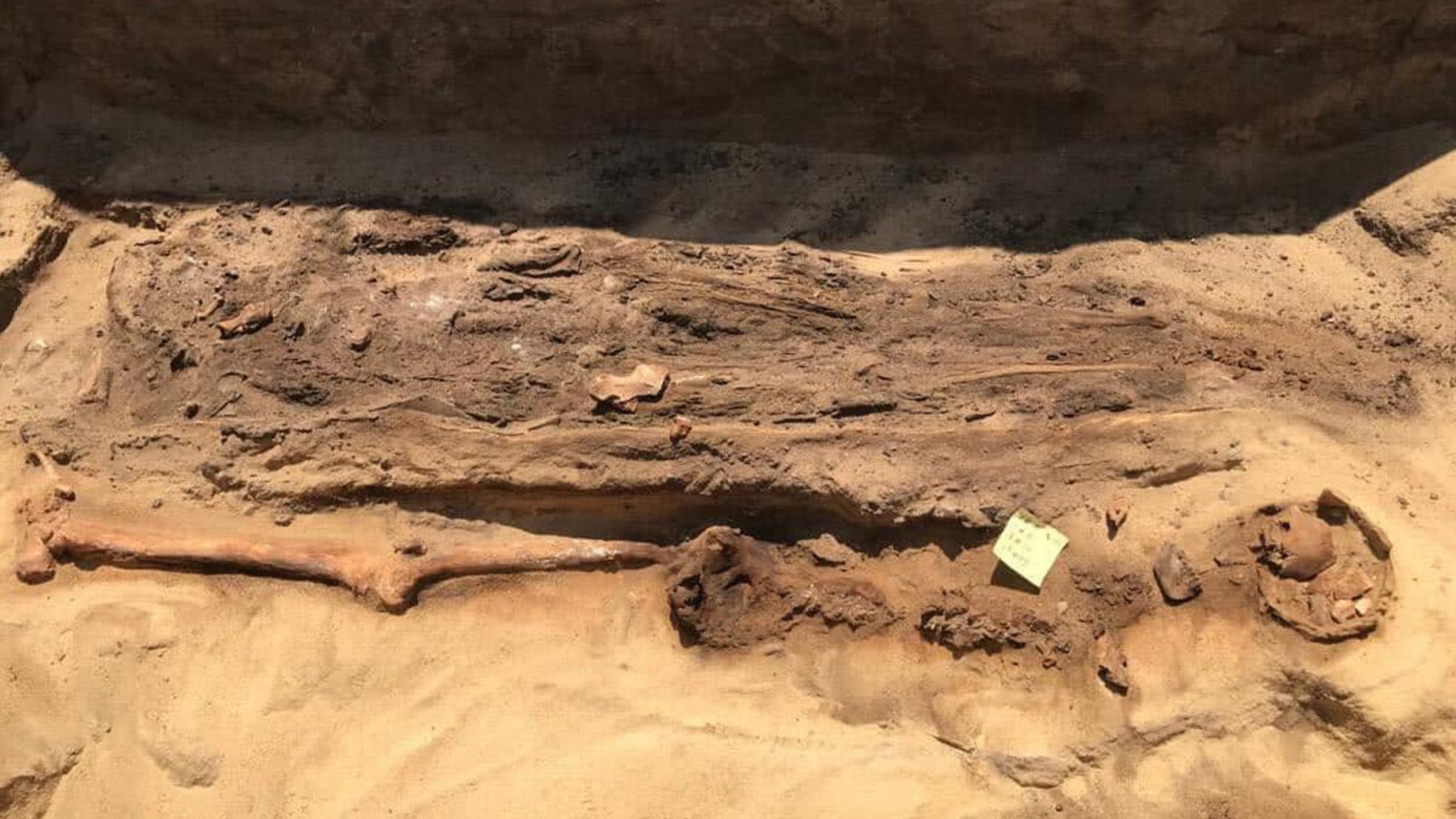 Resterne af en af ​​mumierne fundet i nekropolis nær Quesna, Egypten.