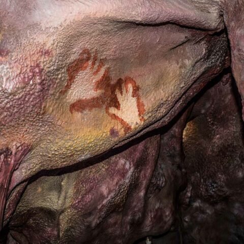 Neandertallerin dört parmak el izlerinin bulunduğu Maltravieso Mağarası kopyası, Caceres, İspanya.