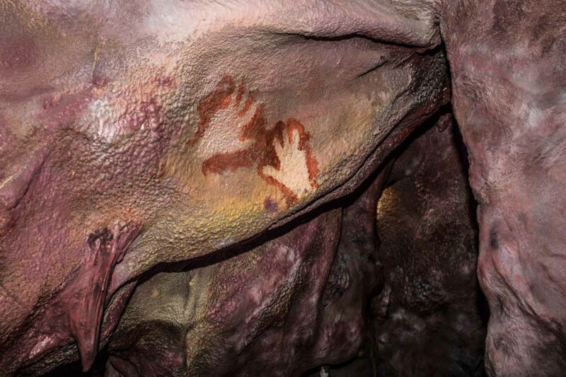 Maltravieso urvo kopija su neandertaliečių keturių pirštų rankų atspaudais, Caceres, Ispanija.