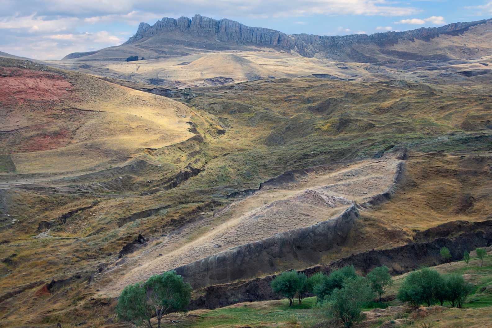 노아의 방주가 터키 도구베야지트에 머물렀던 것으로 여겨지는 아라라트 산 근처에 배 모양의 암석이 있는 노아의 방주 유적
