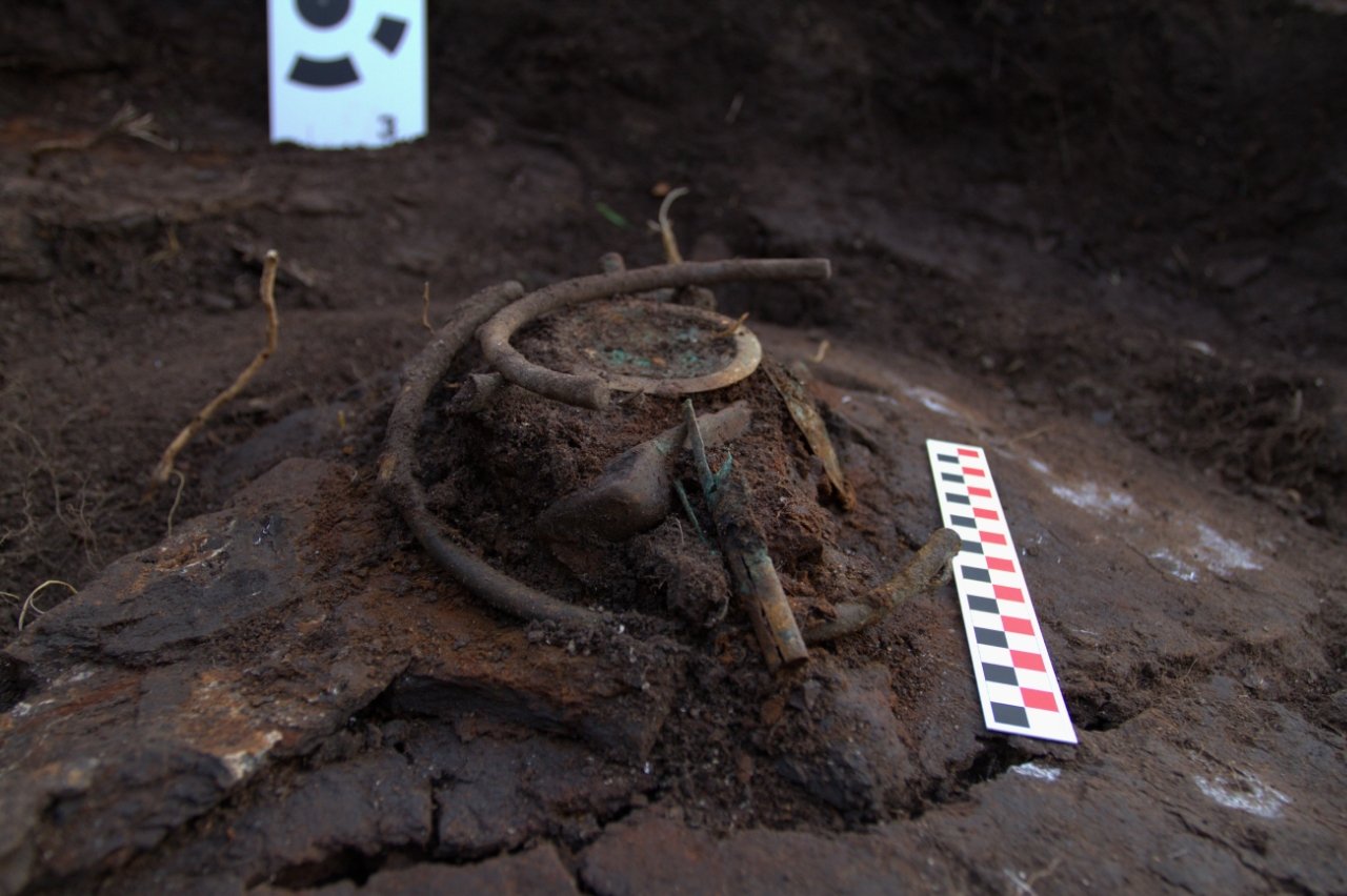 Dhjetra thesare ceremoniale unike 2,500-vjeçare u zbuluan në një moçal torfe të kulluar 5