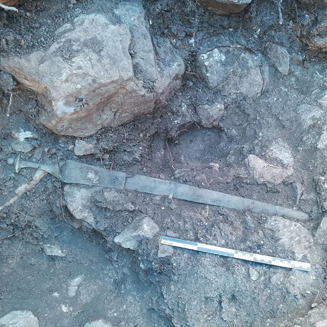 ดาบเล่มนี้ถูกพบโดยนักโบราณคดีที่ไซต์ Talaiot del Serral de ses Abelles ในเมือง Puigpunyent ในมายอร์กา ประเทศสเปน เป็นหนึ่งในดาบ 10 เล่มจากยุคสำริดที่พบในไซต์