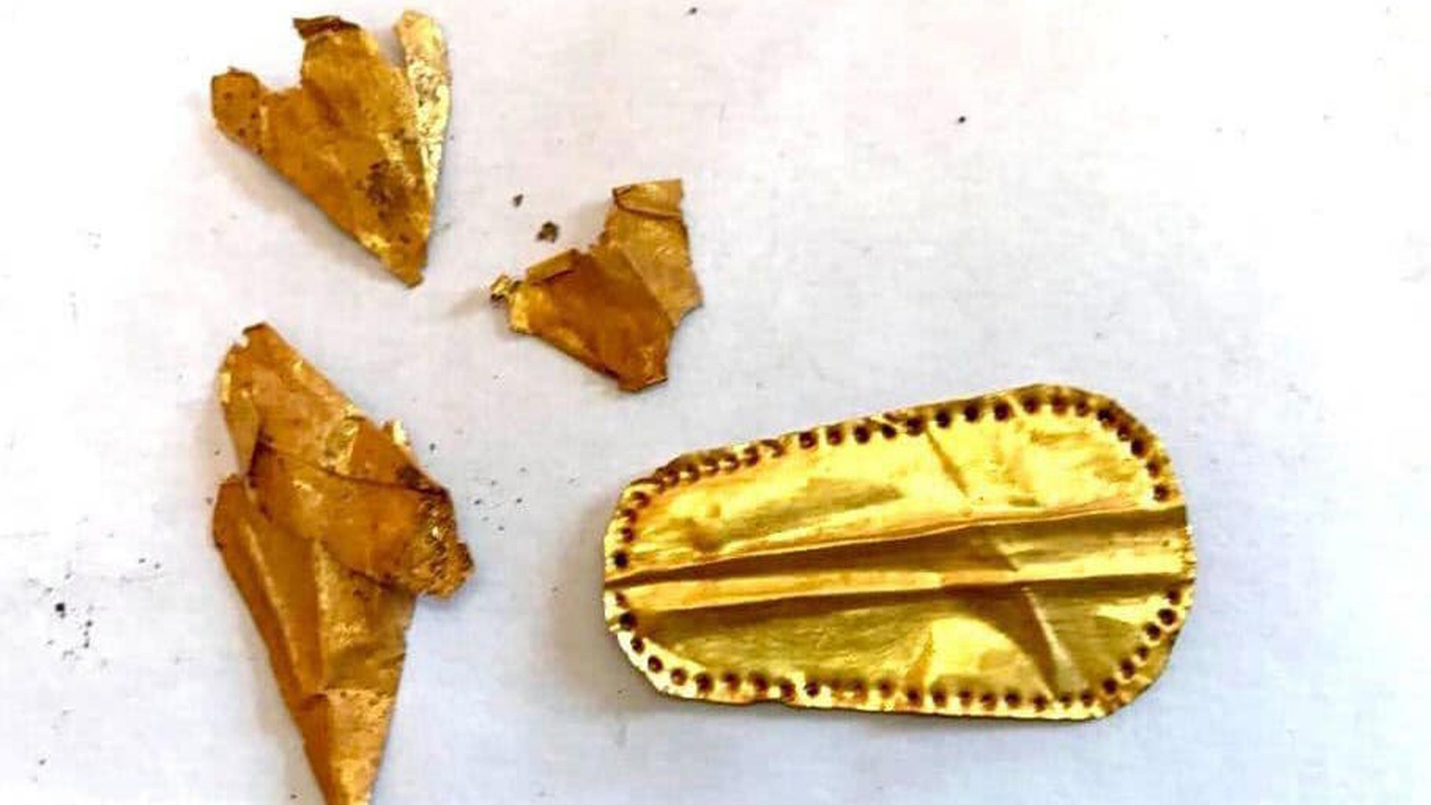 Een geannoteerde afbeelding toont de gouden tong die is ontdekt in de Qewaisna-necropolis in Egypte.
