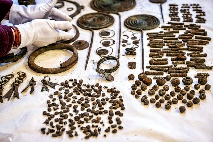 Dezenas de tesouros cerimoniais únicos de 2,500 anos descobertos em uma turfeira drenada 1
