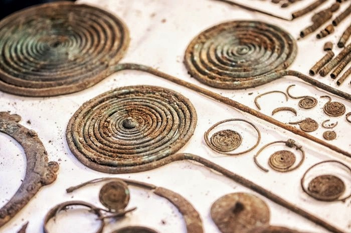 ఎండిపోయిన పీట్ బోగ్ 2,500లో కనుగొనబడిన డజన్ల కొద్దీ ప్రత్యేకమైన 3 సంవత్సరాల పురాతన ఉత్సవ సంపదలు