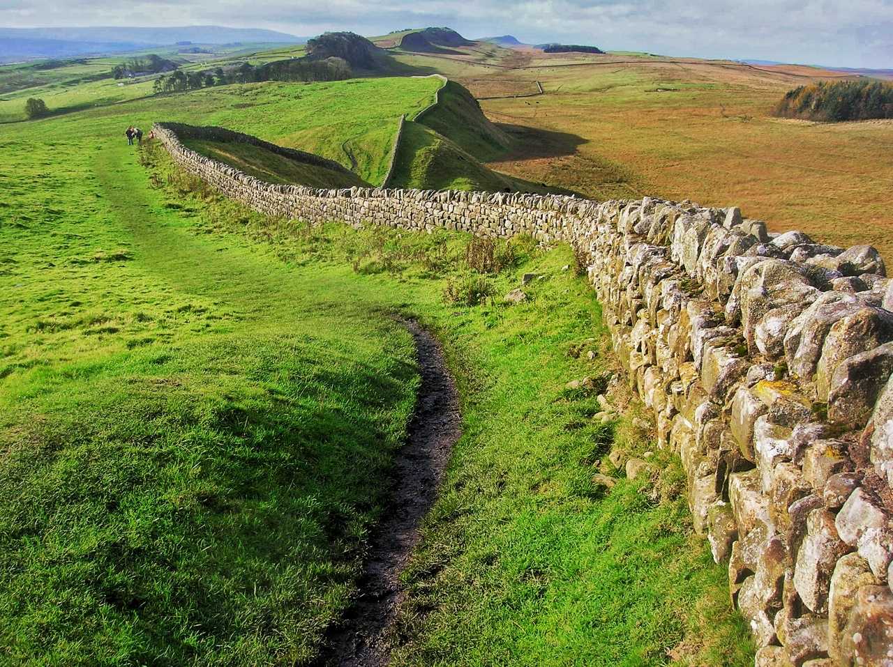 آثار قدیمہ کے منصوبے نے Hadrian's Wall 3 کے قریب رومن کندہ شدہ جواہرات کو دریافت کیا۔