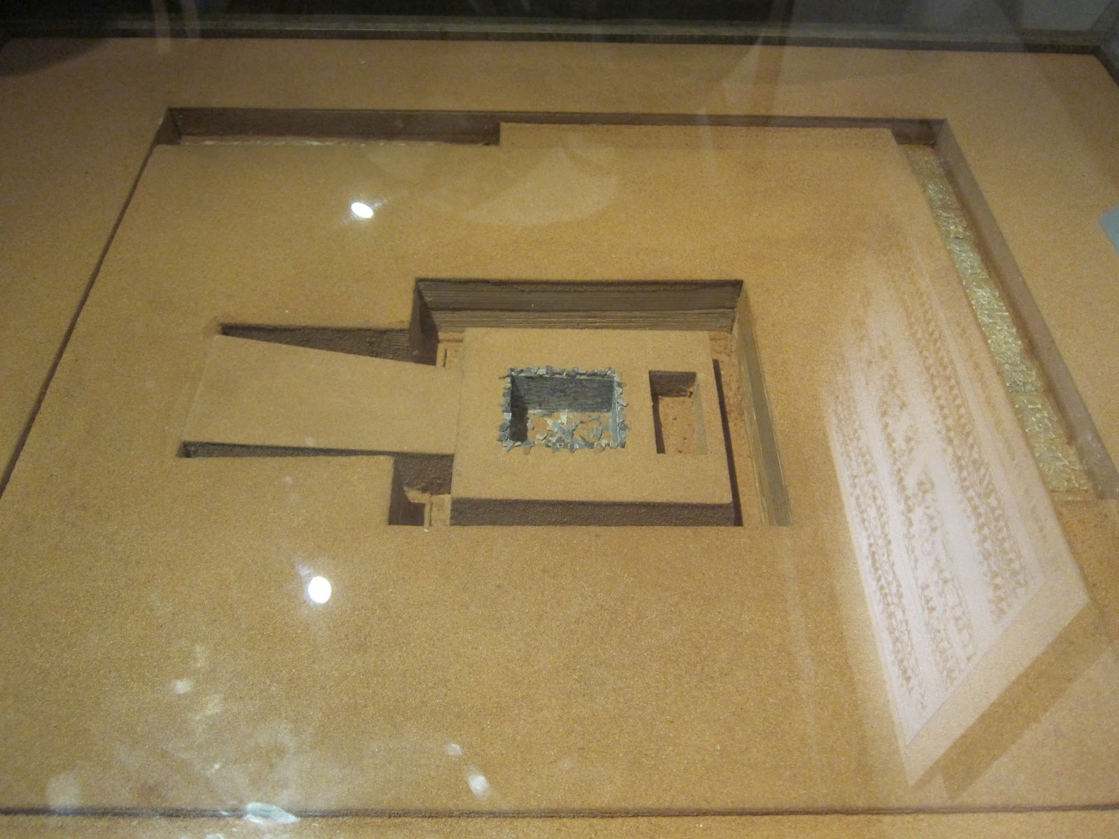 A model of Qi Jinggong's tomb.