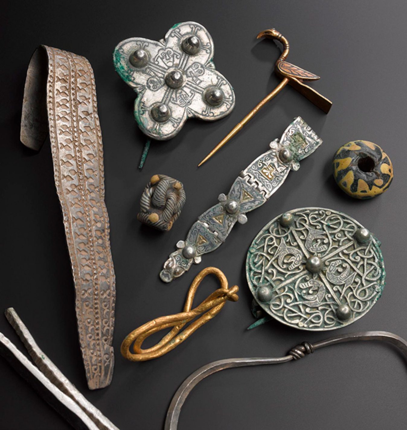 Uma seleção de objetos da era Viking Galloway Hoard. © Museus Nacionais da Escócia