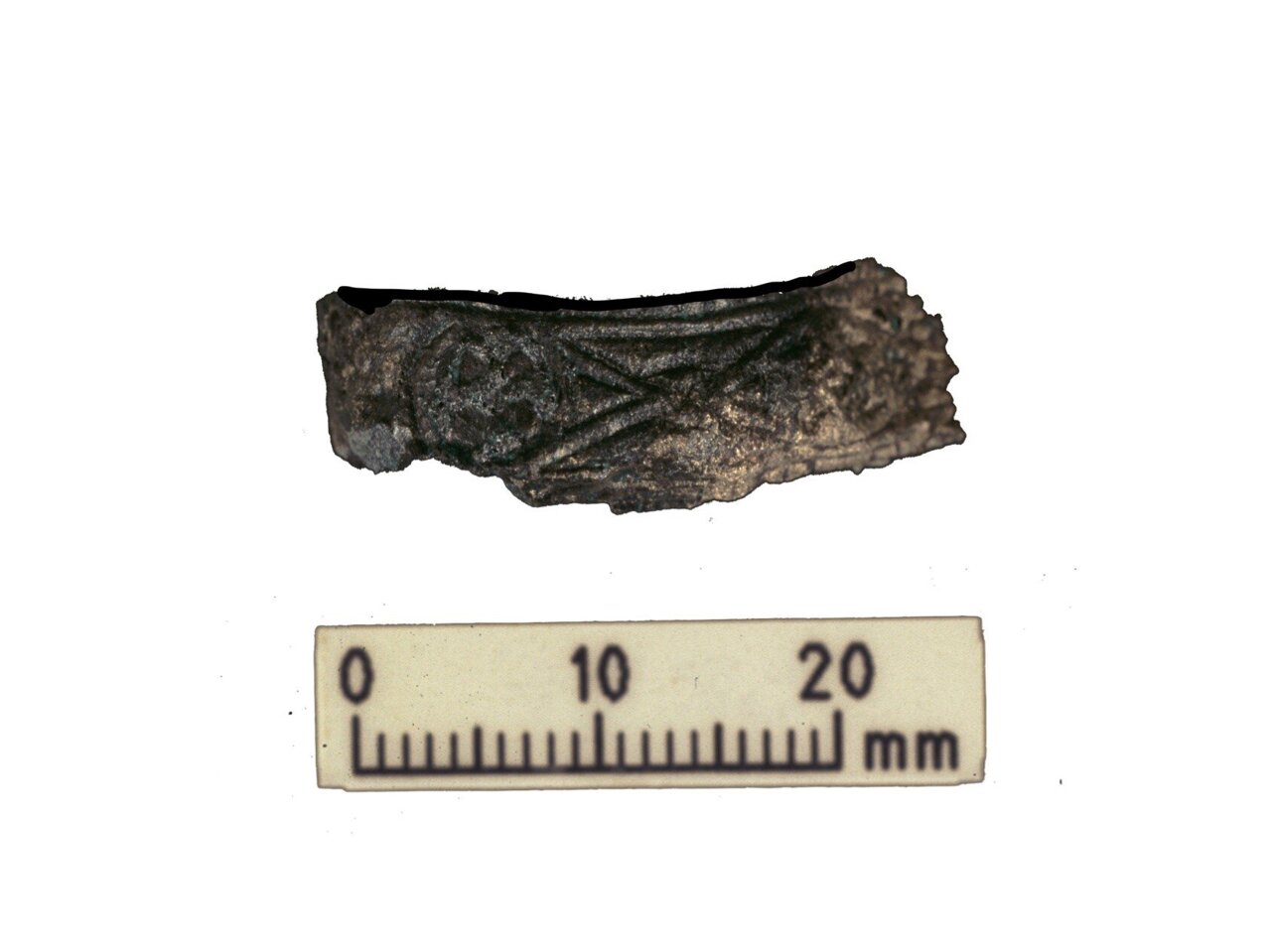 محافظ دسته تزئین شده از شمشیر جنگجوی وایکینگ. این شمشیر در همان قبری پیدا شد که بقایای انسان و حیوان در آخرین تحقیقات مورد تجزیه و تحلیل قرار گرفت.