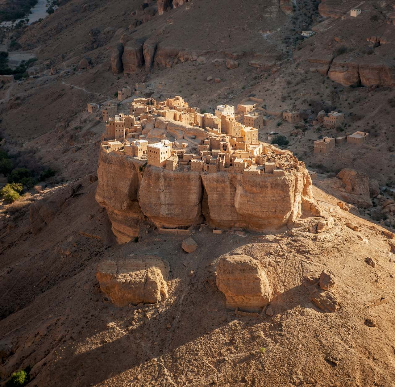 Невероятното село в Йемен, построено върху висок 150 метра гигантски скален блок 1