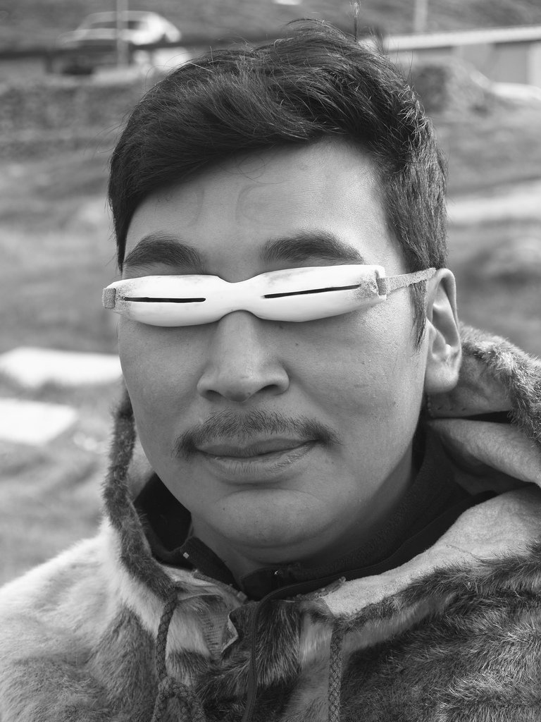 အရိုး၊ ဆင်စွယ်၊ သစ်သား သို့မဟုတ် သမင်ချိုတို့မှ ထွင်းထုထားသော Inuit နှင်းမျက်မှန်များ ၆
