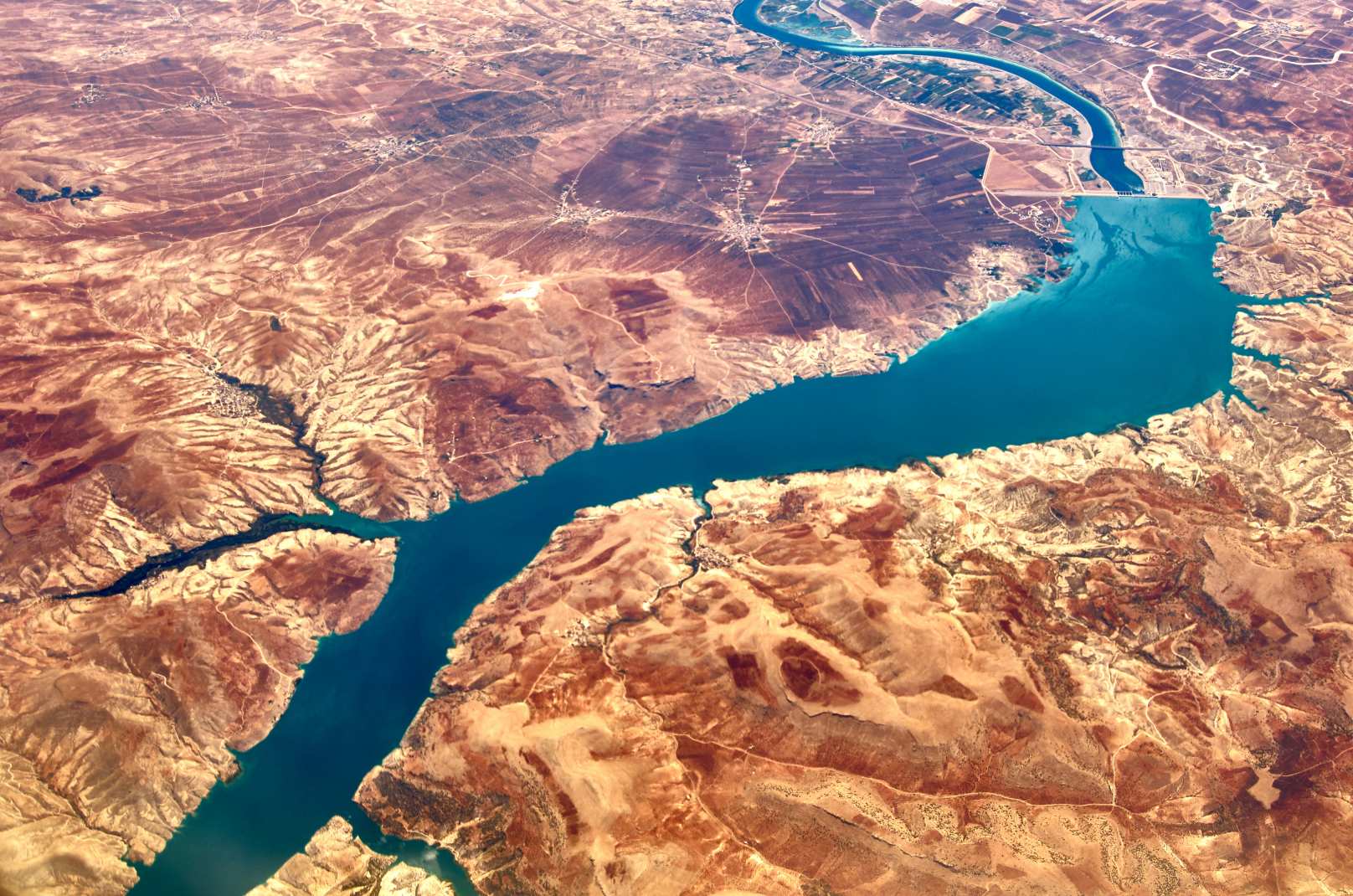 The Euphrates River dried up to reveal the secrets of antiquity and inevitable disaster 4