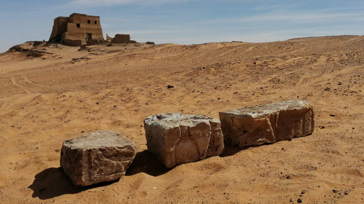 Forntida block med hieroglyfiska inskriptioner upptäcktes i Sudan.