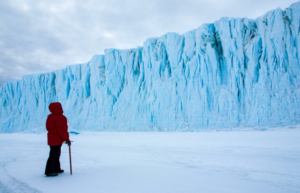 वास्तव में अंटार्कटिका की बर्फ की दीवारों से परे क्या है? 5