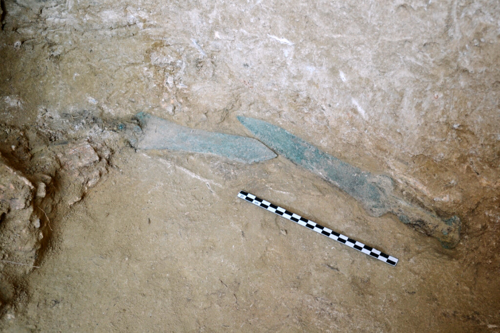 Zwee vun den dräi mykenesche Bronzeschwerter entdeckt bei der Stad Aegio an der Achaia Regioun vum Peloponnes.