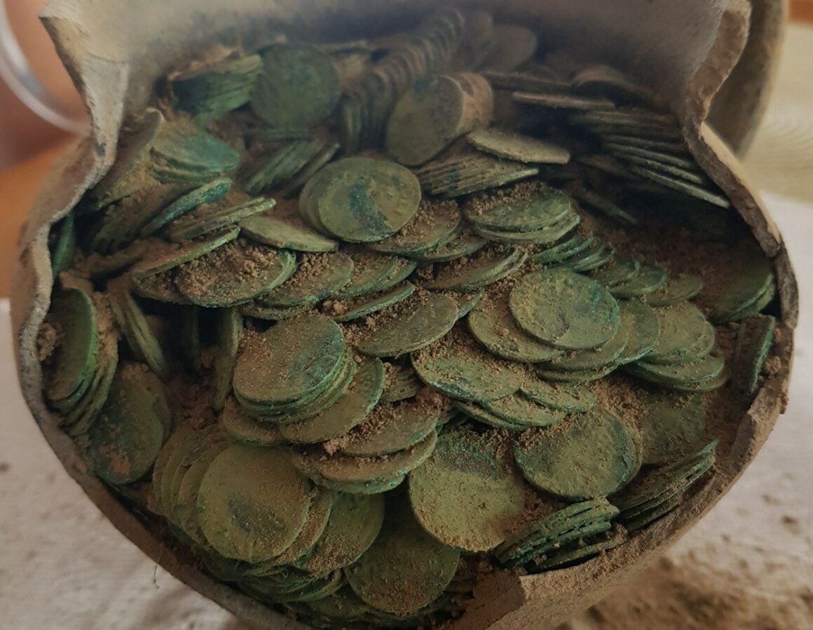 Archeologen denken dat de aarden kruik met de horde munten in de tweede helft van de 17e eeuw met opzet is begraven op een boerderij in het oosten van Polen.