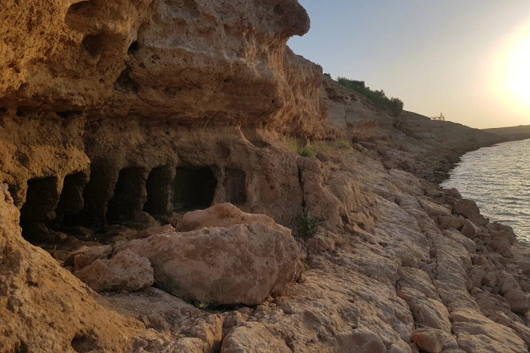 Byen Anah i Anbar-guvernementet, det vestlige Irak, var vidne til fremkomsten af ​​arkæologiske steder efter faldet i vandstanden i Eufrat-floden, herunder fængsler og grave fra "Telbes"-kongeriget, som kan dateres tilbage til den førkristne æra . © www.aljazeera.net