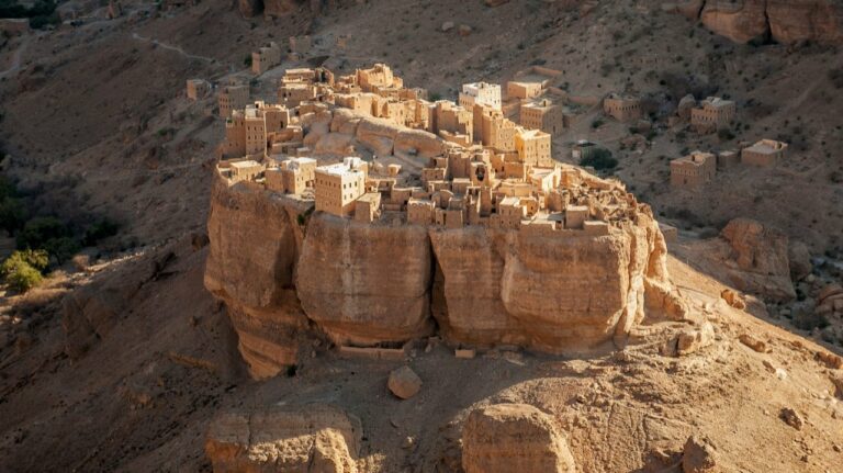 Neuvěřitelná vesnice v Jemenu postavená na 150 metrů vysokém gigantickém skalním bloku 10