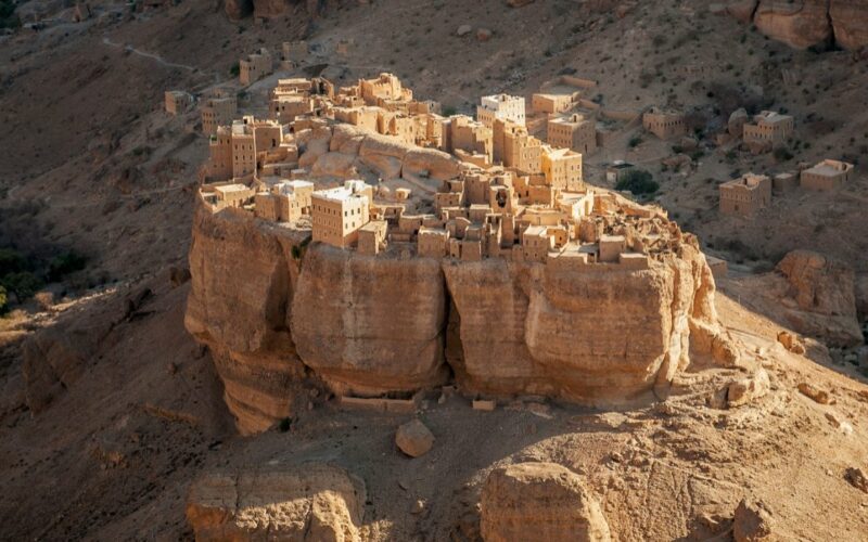 Incredibilul sat din Yemen, construit pe un bloc de stâncă gigantic de 150 de metri înălțime 5