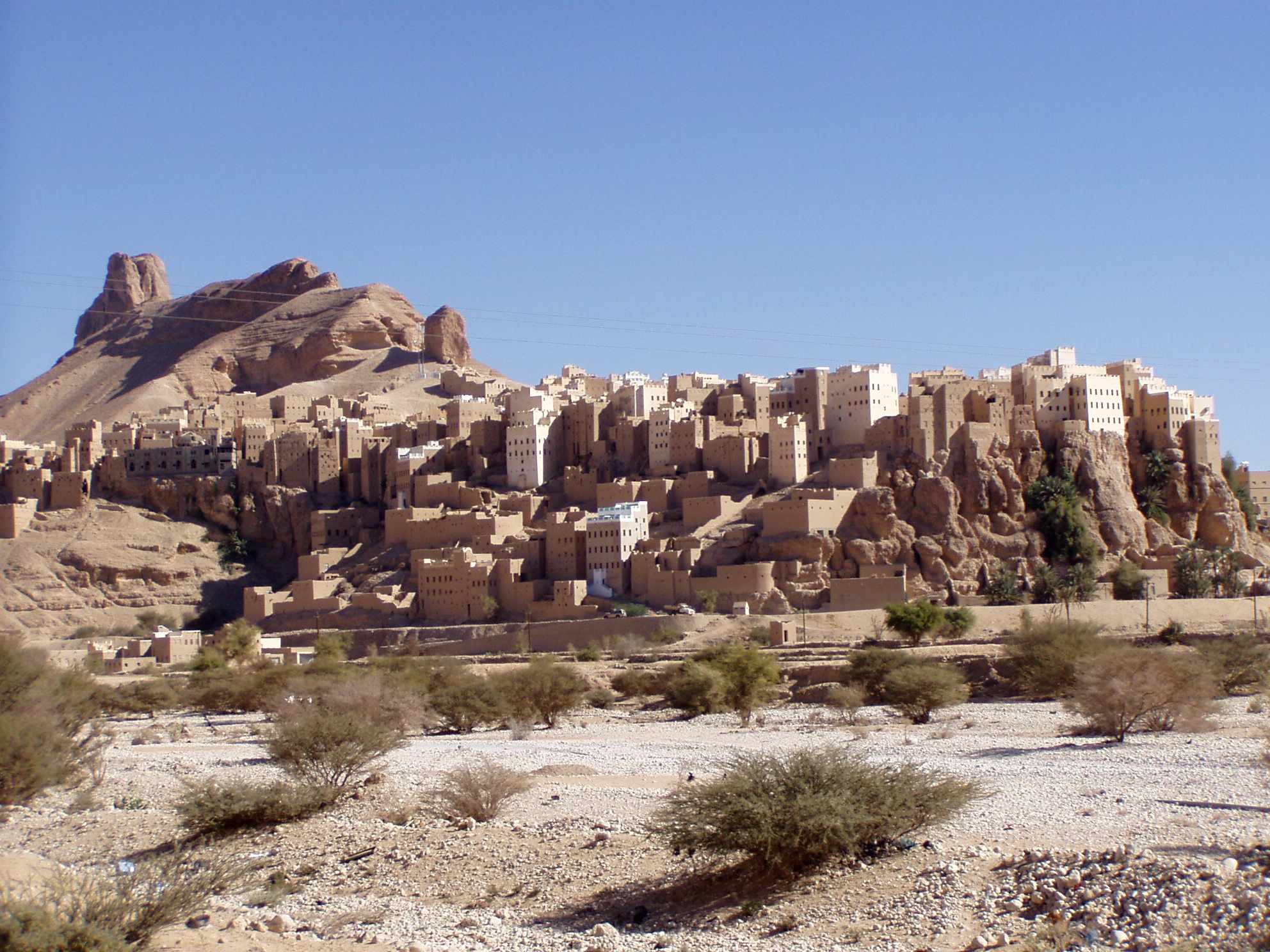 Neuvěřitelná vesnice v Jemenu postavená na 150 metrů vysokém gigantickém skalním bloku 2