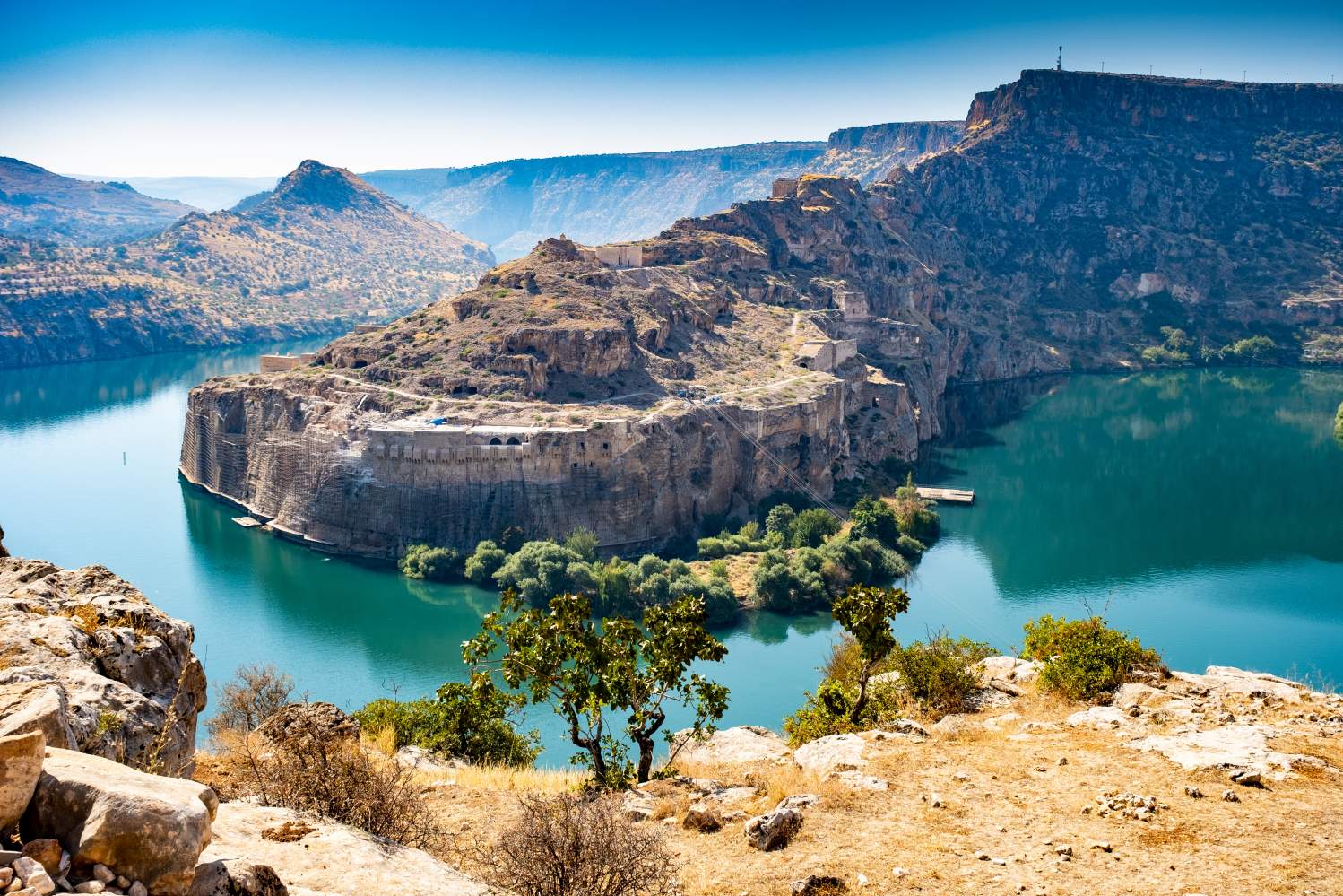 Высохшая река Евфрат открыла древние памятники