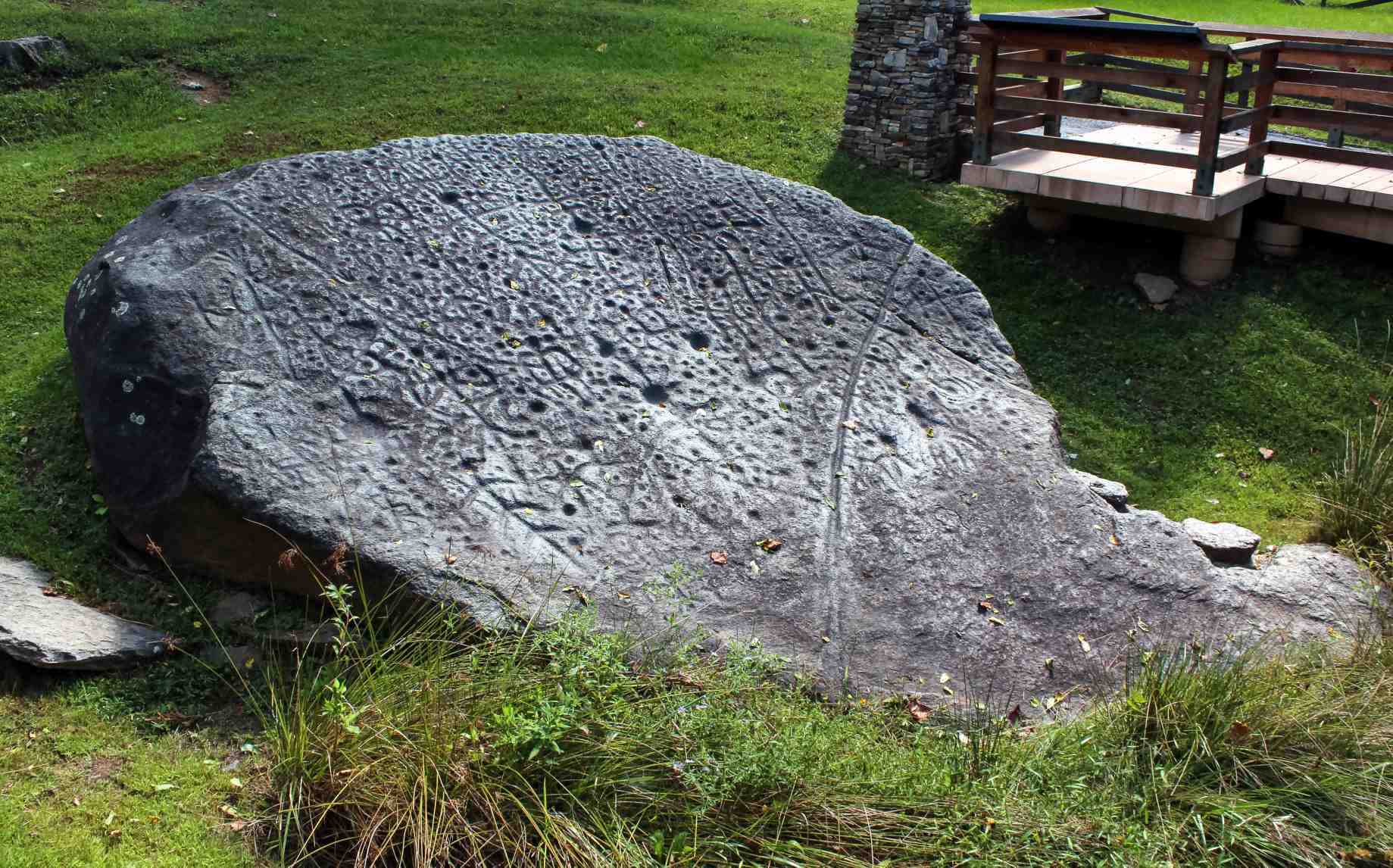 Der Judaculla-Felsen. Es enthält ungefähr 1,548 Motive und behält eine besondere Bedeutung für den Cherokee. ©