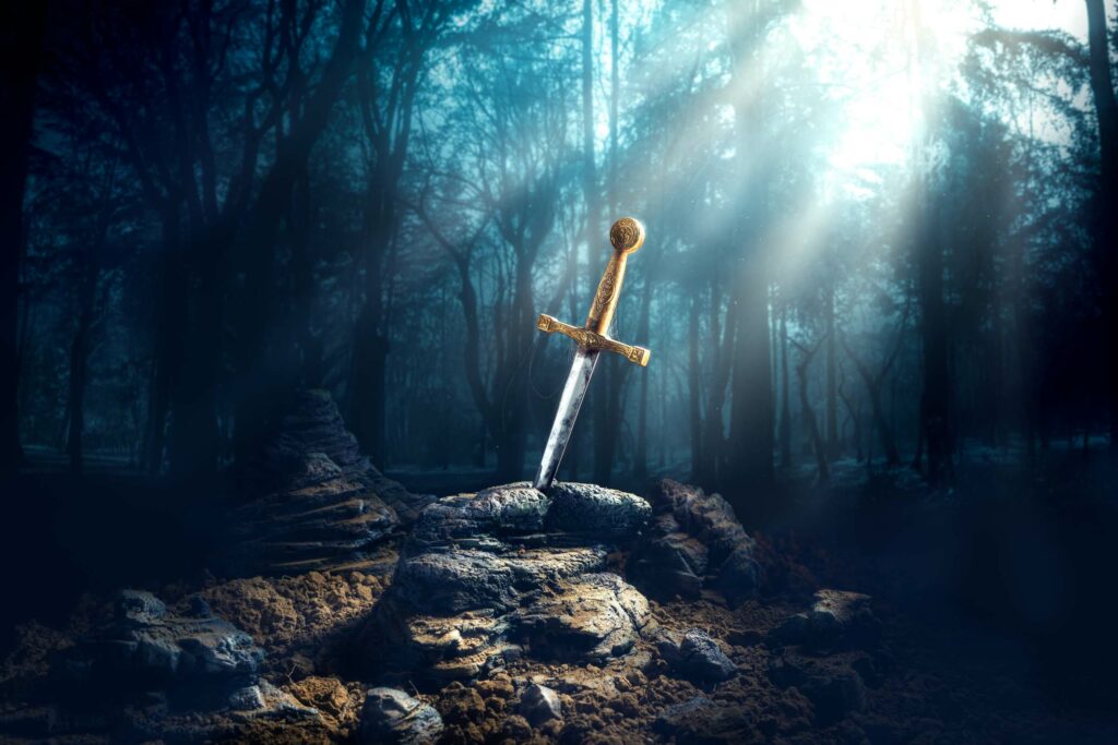 Excalibur, meč v kameni se světelnými paprsky a prachovými skvrnami v temném lese