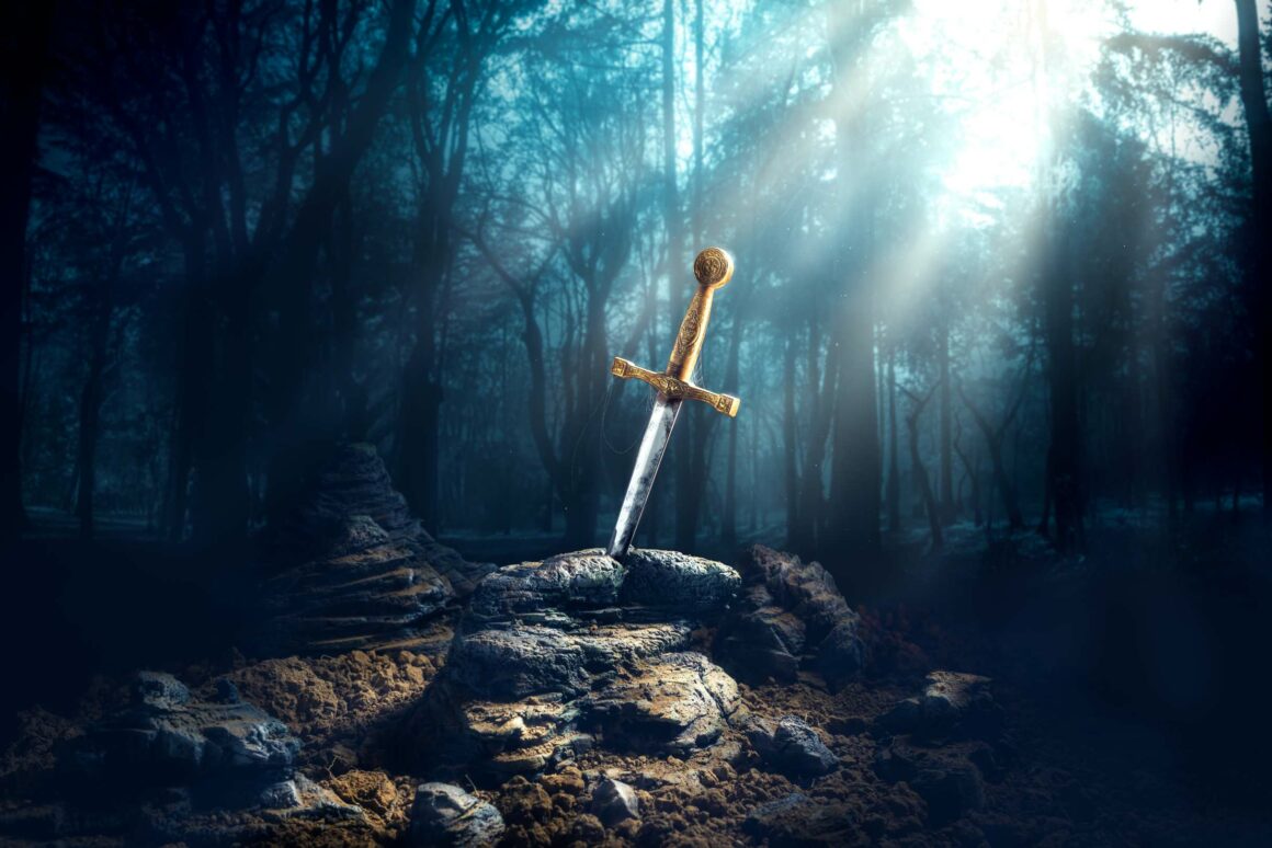 Excalibur, espada na pedra com raios de luz e especificações de poeira em uma floresta escura