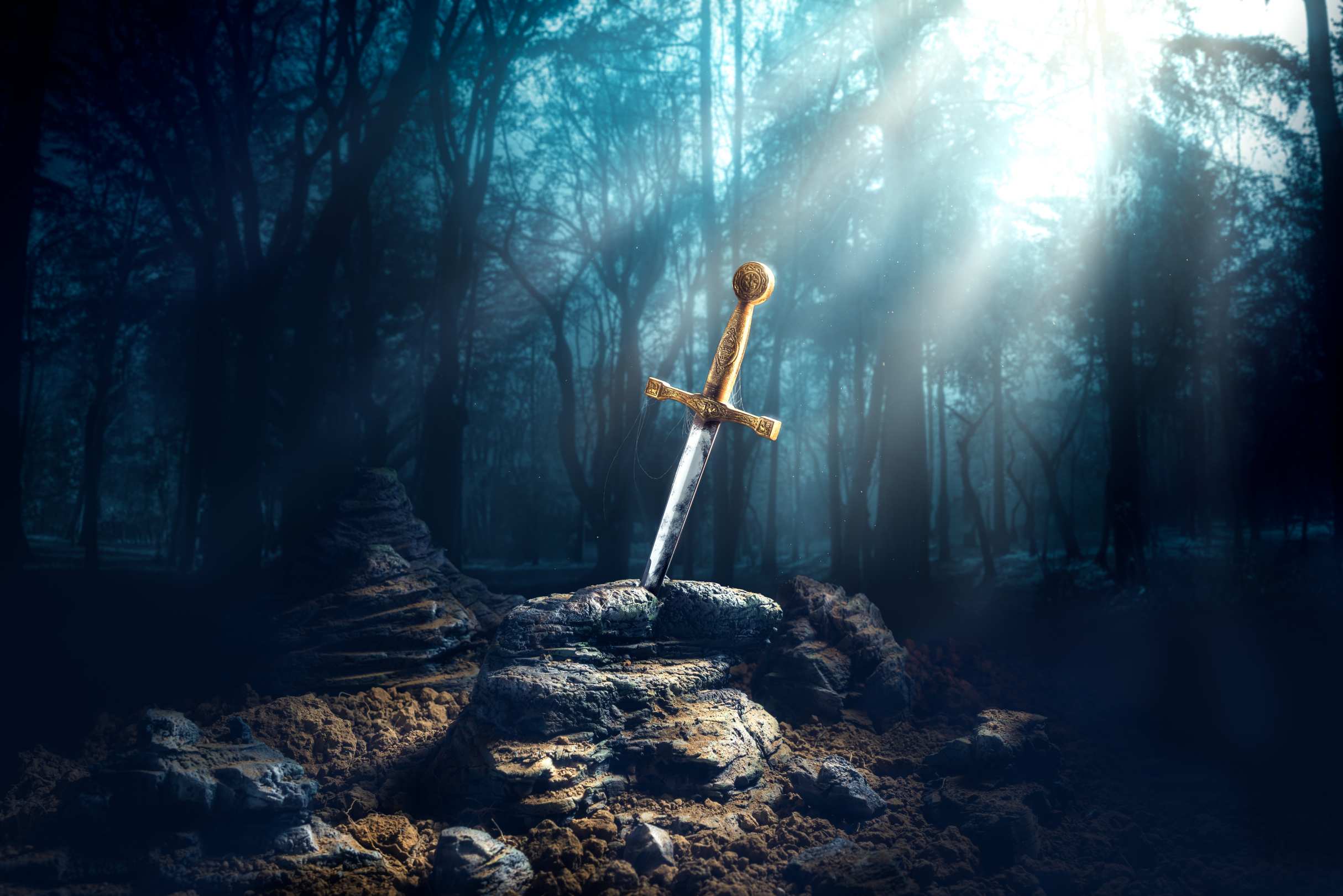 Excalibur, kard a kőben fénysugarakkal és porszemekkel egy sötét erdőben