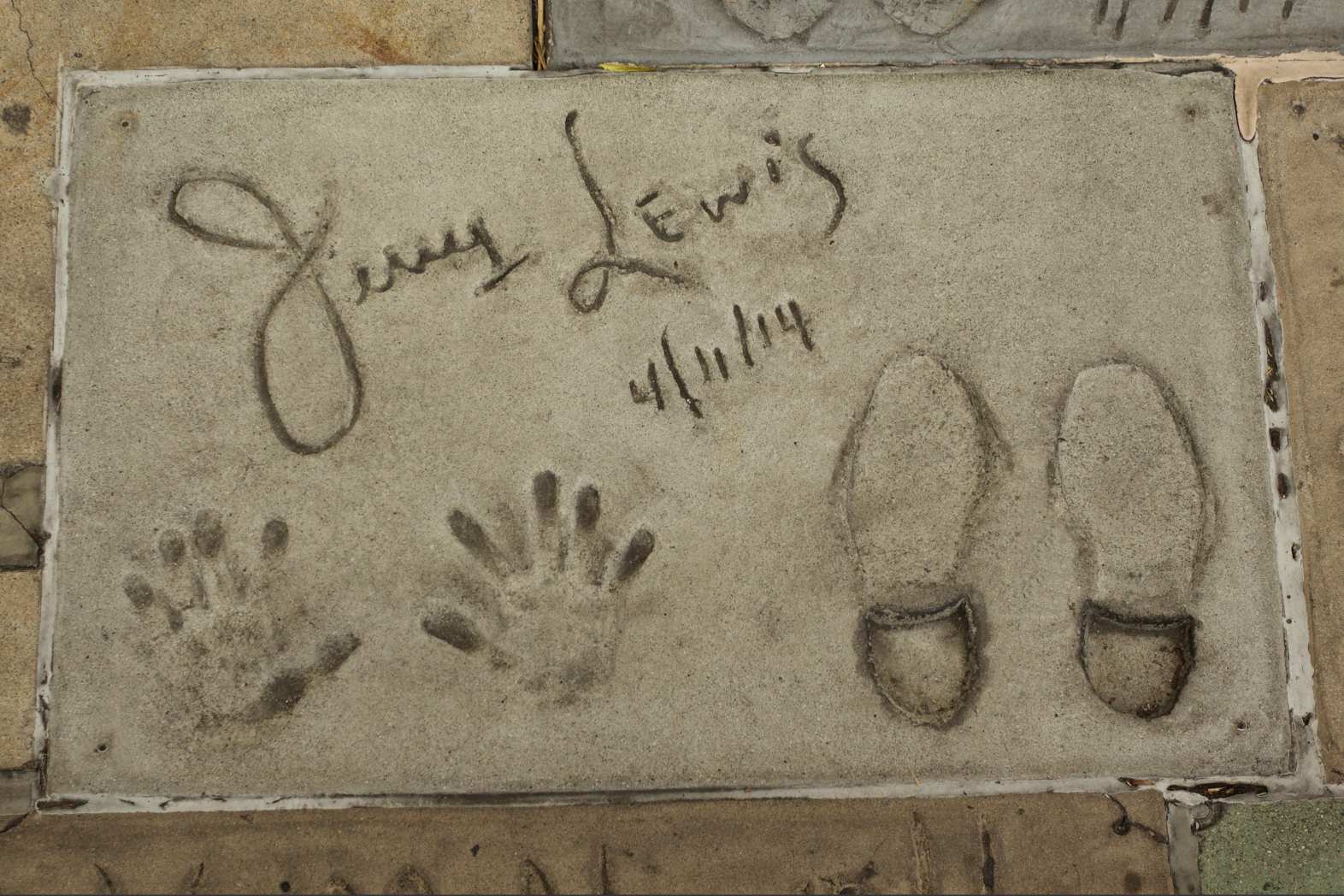 Ett provisoriskt minnesmärke dök upp för den bortgångne komikern, skådespelaren och legendariska underhållaren Jerry Lewis runt hans hand- och fotavtryck på Hollywood Walk of Fame i Los Angeles när han dog 2017.
