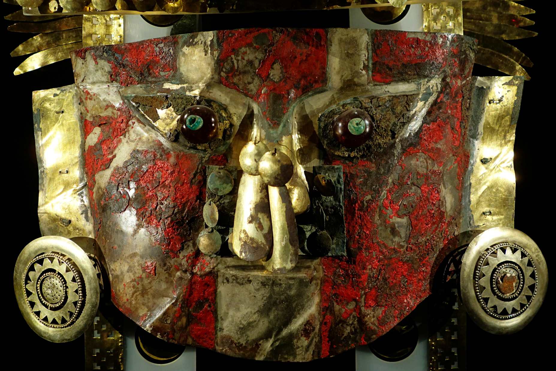 从秘鲁 Sican 墓穴中出土的具有 1,000 年历史的面具中提取的红色油漆样本除了含有红色素外，还含有人血和鸟蛋蛋白。