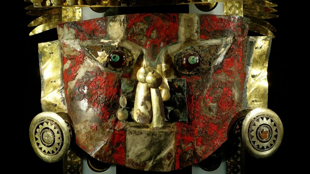 Перуден алынған 1,000 жылдық алтын маскадағы қызыл бояуда адам қанындағы ақуыздар 1 бар