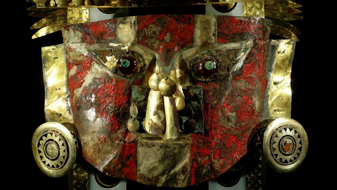 페루에서 온 1,000년 된 금 마스크의 빨간색 페인트에는 인간의 혈액 단백질이 포함되어 있습니다.