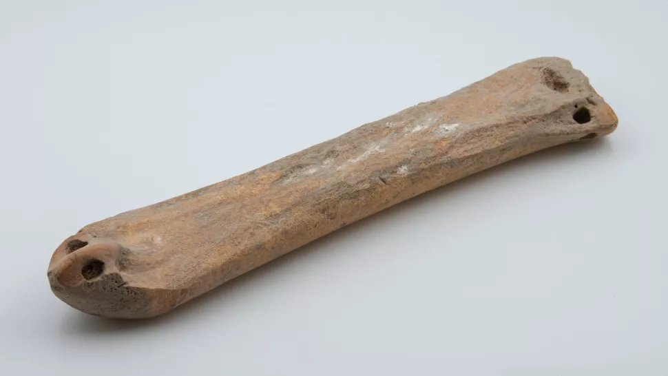 Seluncur es tulang berusia sekitar 3,500 tahun yang ditemukan di Xinjiang hampir persis seperti seluncur es prasejarah yang ditemukan di Eropa utara. (Kredit gambar: Institut Peninggalan Budaya dan Arkeologi Xinjiang)